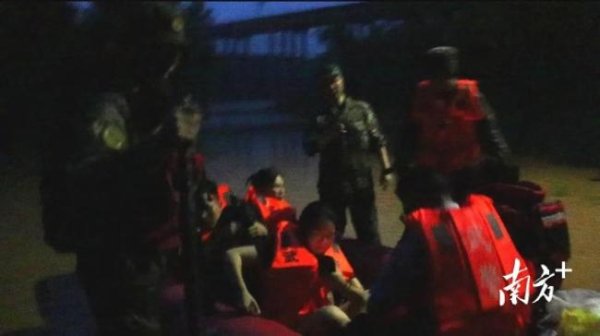 兴旺国际投资 被洪水突袭后救援队挺进“孤村” 紧急运送物资解困