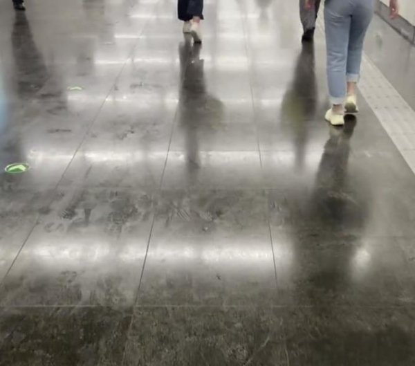 大牛配资 哈尔滨高温下市民排队装空调，不少家庭首次购置，空调店内60多人全员加班；有师傅从广东过来支援：来了几百人，一天干10个小时