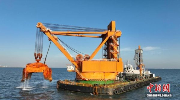 中金汇融配资 世界最大抓斗挖泥船现身广西北部湾海域